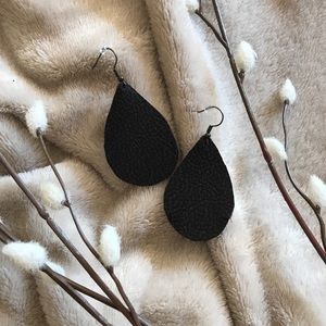 Black/purple fake leather teardrop earrings